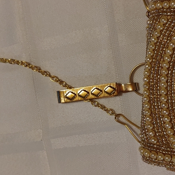 Clutch Purse with Strap and Saree Clip - Picture 4 of 12